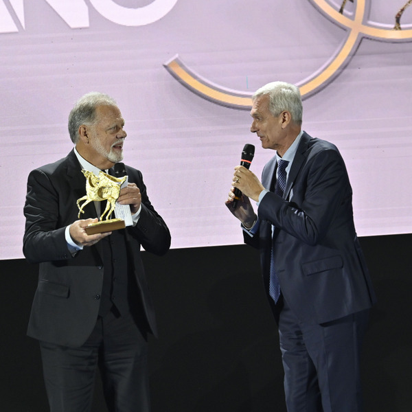 Taylor Hackford Riceve Il Pegaso D&#039;oro Da Gilberto Borghi, Responsabile Ufficio Relazioni Esterne Di BPER